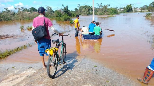 Pobladores de Mayarí recurren a botes para llegar a sus viviendas.