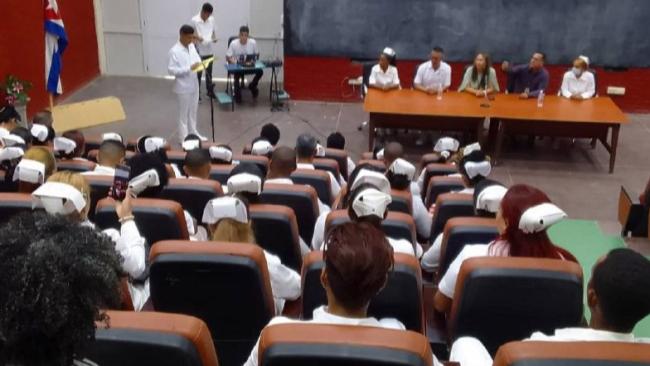Acto de recibimiento a los enfermeros en La Habana.