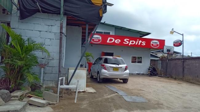 Uno de los clubes baratos que alquilan habitaciones por horas en Paramaribo.