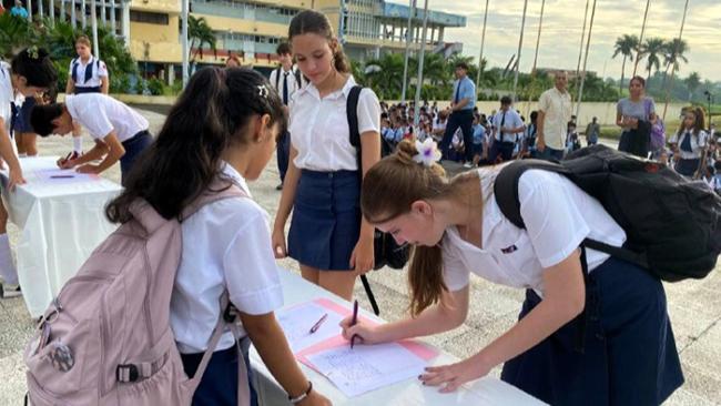 Estudiantes del preuniversitario Máximo Gómez Báez en Camagüey firman el apoyo a Maduro.