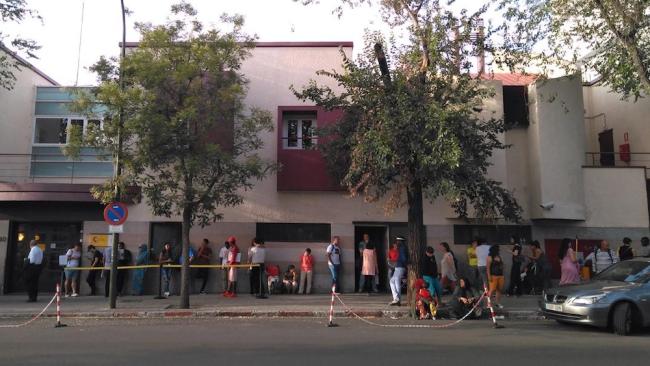 Cola ante la Oficina de Asilo y Refugio en Madrid.