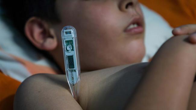 Un niño con fiebre.