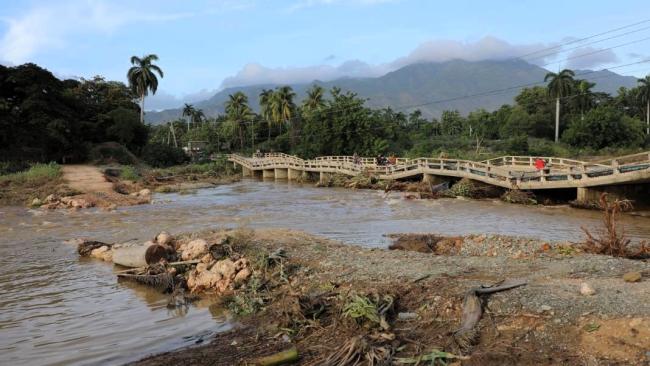 Puente dañado por las intensas lluvias de Imelda en Guantánamo.