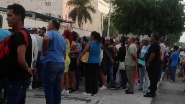 Cubanos haciendo cola en el Consulado de España.
