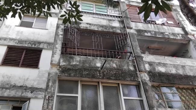 Al centro, con rejas, el balcón en el que duerme la niña.