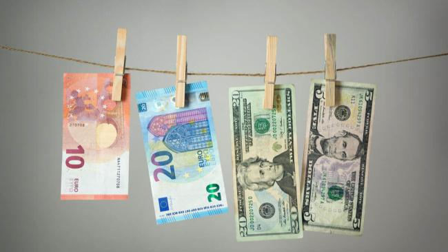 Billetes de dólares y euros.