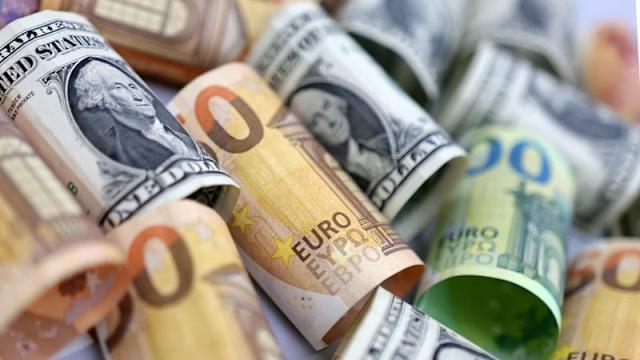 Billetes de dólares y euros.
