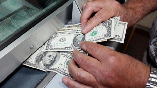 Operaciones con dólares en una entidad bancaria.