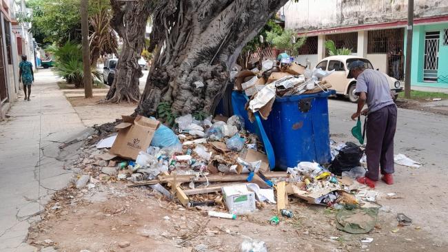 Un cubano buscando en la basura en La Habana. 