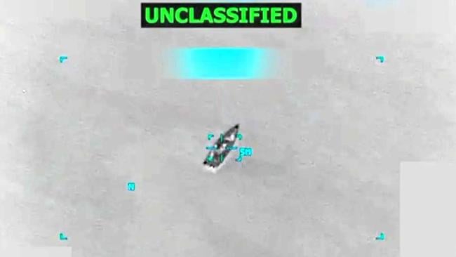 Captura de pantalla de un video que muestra un ataque del Ejército estadounidense a una lancha.