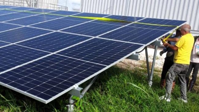 Amarre de módulos fotovoltaicos en Vertientes ante la llegada de Melissa.