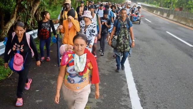 Migrantes en caravana hacia Ciudad de México.