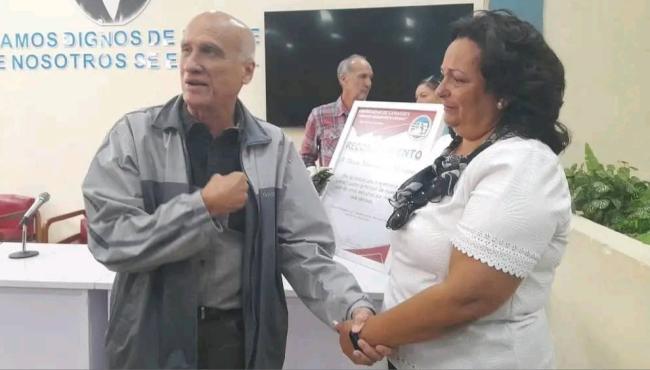 Dania María Santí Morlanes recibiendo una condecoración.