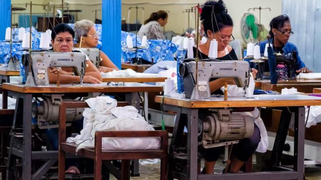 Una empresa de costura en La Habana.