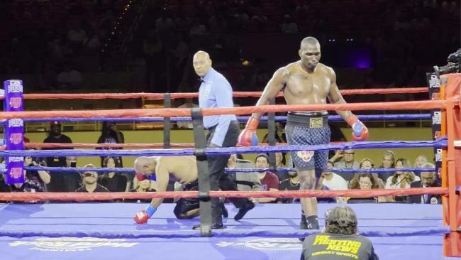 El boxeador cubano Gustavo Trujillo tras noquear a su rival.