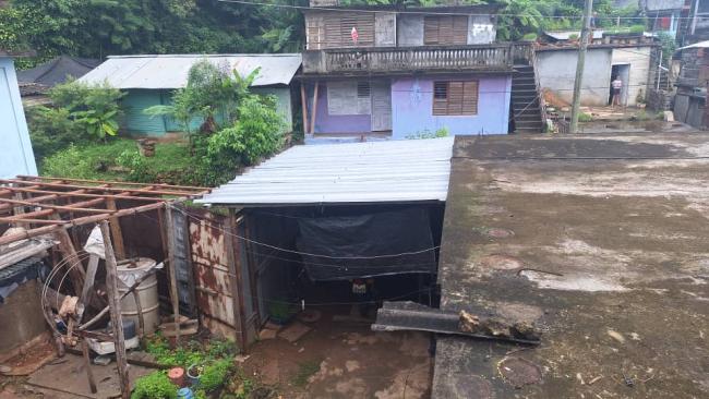 Techos de una vivienda en Baracoa, desmontados ante la llegada de Melissa.