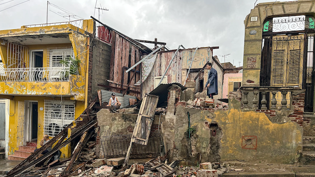 Santiagueros en las ruinas de sus casas destruidas por el huracán Melissa.