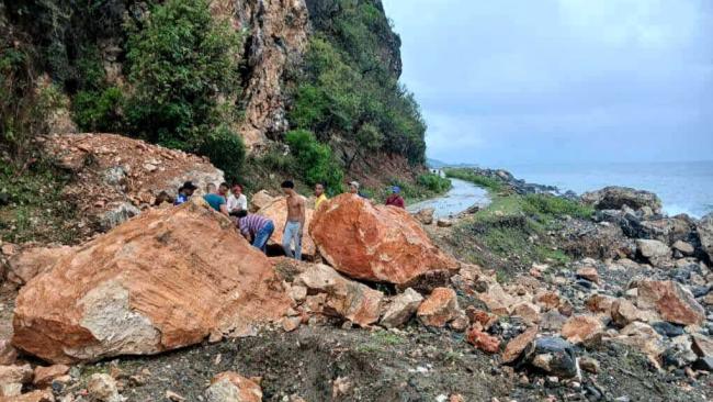 Enormes rocas en una carretera en Santiago hacia comunidades incomunicadas por las lluvias de Imelda.