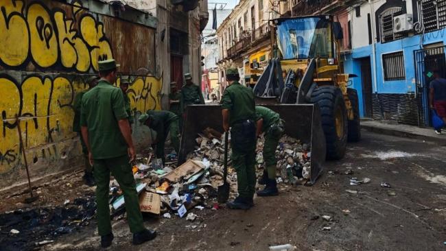 Reclutas cubanos en la recogida de basura este fin de semana en La Habana.