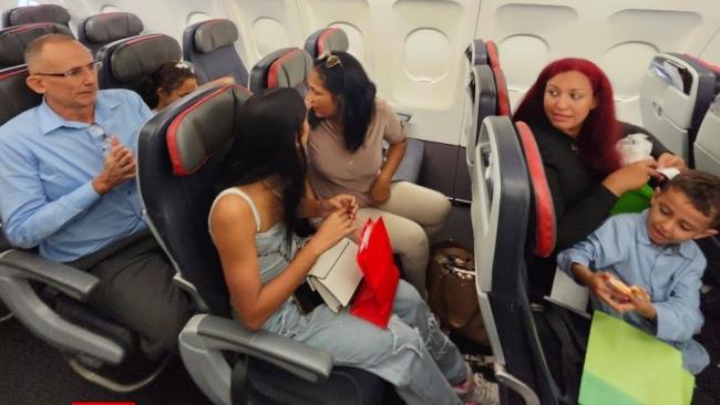 José Daniel Ferrer junto a su familia en el avión que los sacó de Cuba.