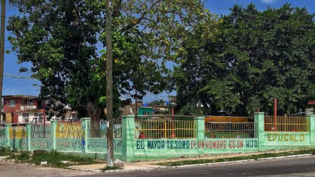 Un cartel en un parque infantil en La Habana.
