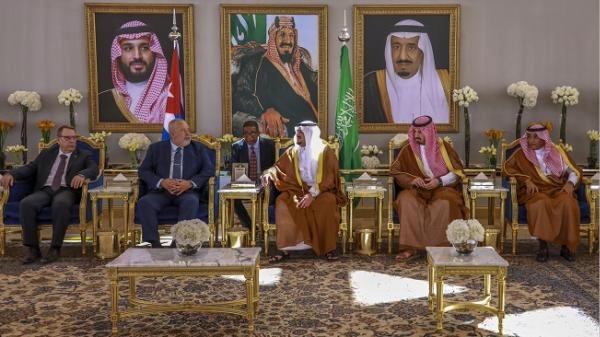 Manuel Marrero con miembros del Gobierno de Arabia Saudita.