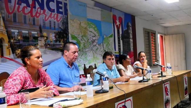 El ministro de Salud Pública (2-izq) en una reunión en Matanzas.