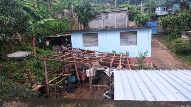 Techos de una vivienda en Baracoa, desmontados ante la llegada de Melissa.