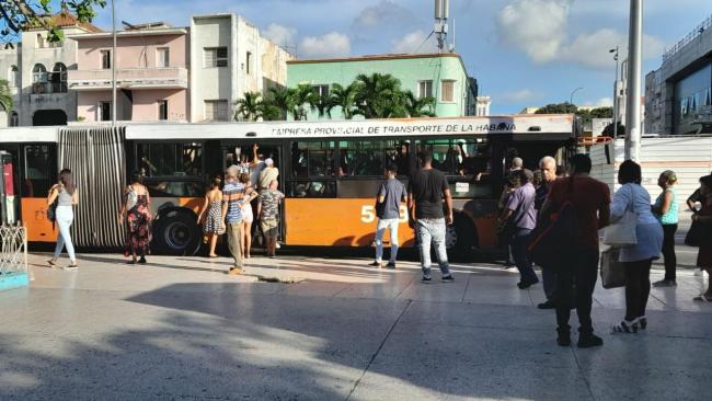Un ómnibus en una parada del Vedado, La Habana.