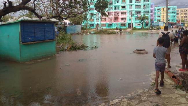 Una calle inundada en Santiago de Cuba por las lluvias del huracán Melissa.