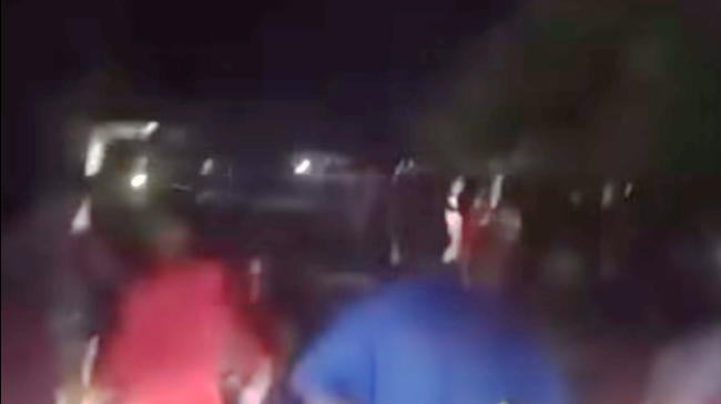 Vecinos de Baite salen a protestar durante un apagón en la noche del jueves 17 de octubre.