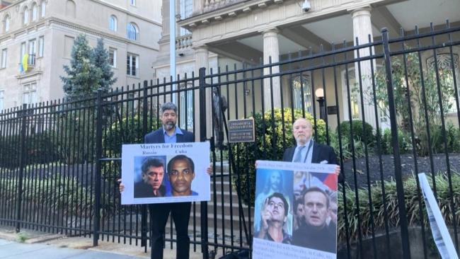 Protesta frente a la embajada de Cuba en EEUU.