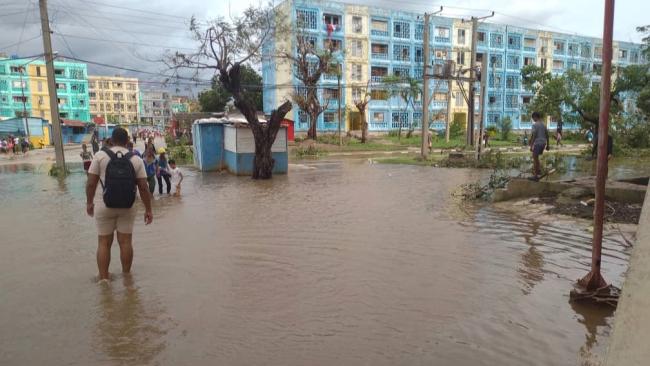 Una calle inundada en Santiago de Cuba por el paso del huracán Melissa.