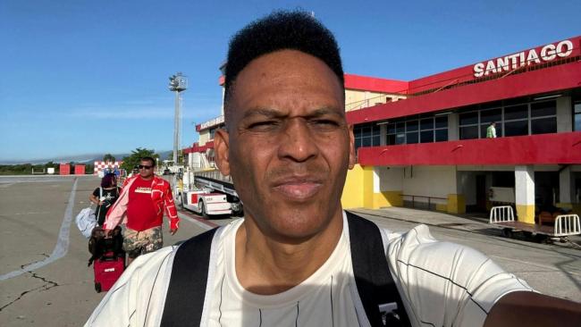 El pastor Alain Toledano en el aeropuerto de Santiago de Cuba.