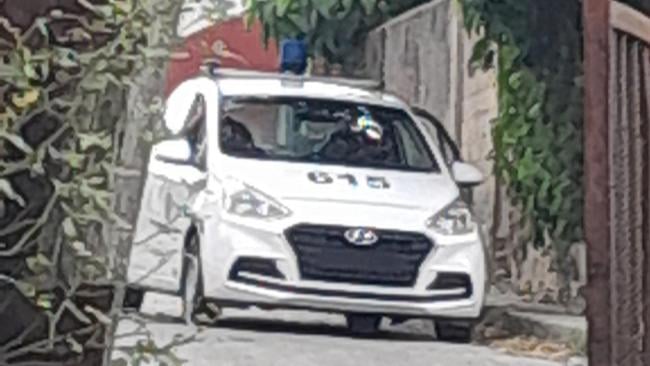 Una patrulla policial vigila a Wilber Aguilar Bravo, padre de un preso político.