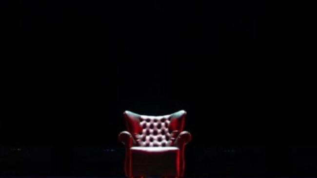 Una silla en el escenario de la Fábrica de Arte donde debió representarse "Celia".