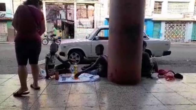 Niños vendiendo productos en un portal de La Habana.