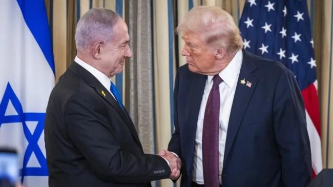 Donald Trump (d), estrecha la mano de Benjamin Netanyahu (i). 