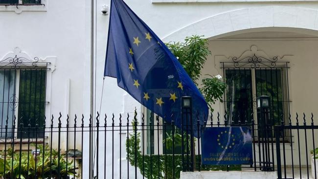 Bandera de la UE en un embajada en Cuba.