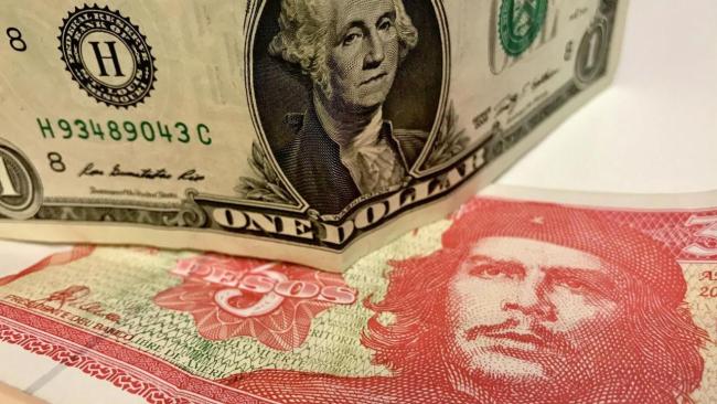 Dólar estadounidense y peso cubano.