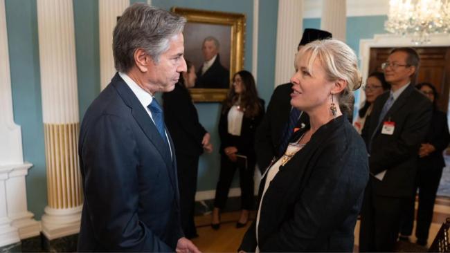 Anna Lee Stangl en diálogo con el entonces secretario de Estado de EEUU, Anthony Blinken, julio de 2024.