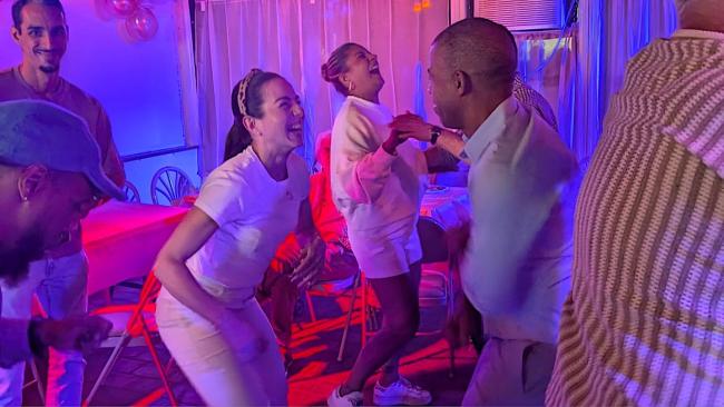 La gente baila en Cuba Libre Social Club.