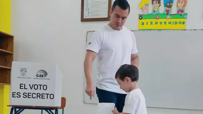 Daniel Noboa y su hijo en la votación del referendo.