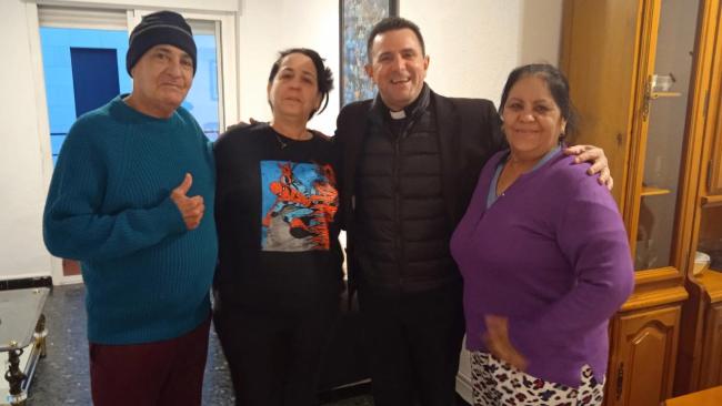 De izq a der Mariano Guerrero, Elina Morales, el padre Bladimir e Isabel Martín.