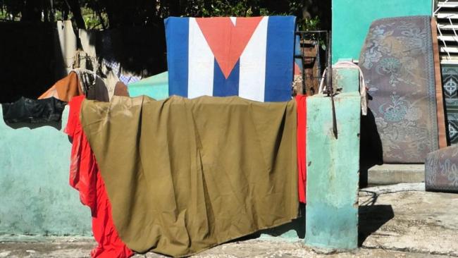 Bienes secados al sol tras las inundaciones de Melissa en Bayamo.