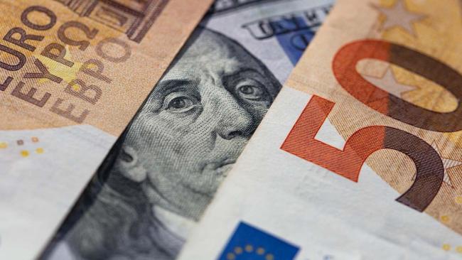 Billetes de dólares y euros.