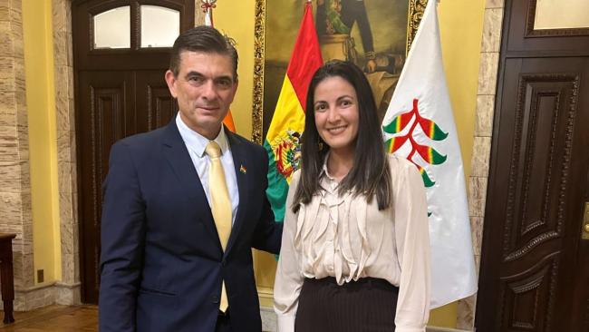 El presidente de Bolivia Rodrigo Paz recibe a la cubana Rosa María Payá Acevedo.