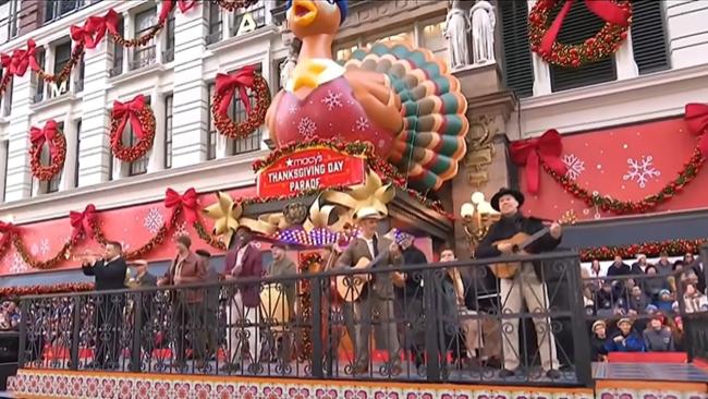 Momento del show de Buena Vista Social Club en el desfile.