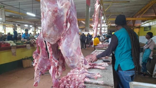 Carne de cerdo en un agromercado cubano.