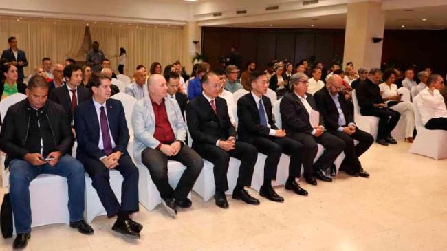 Funcionarios de los aparatos de propaganda de China y Cuba reunidos en La Habana.